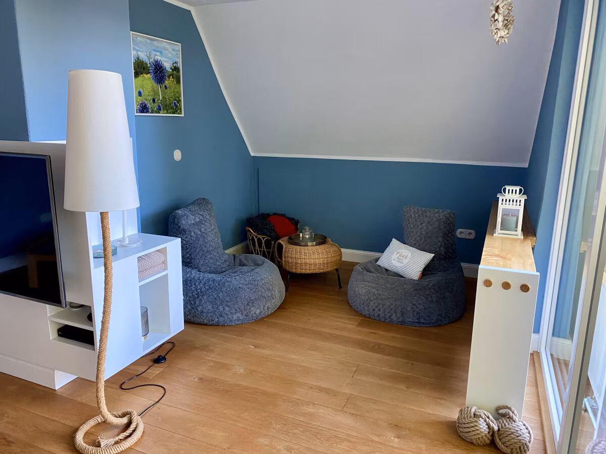 Wohnzimmer mit Smart-TV und kostenlosem Glasfaser-WLAN