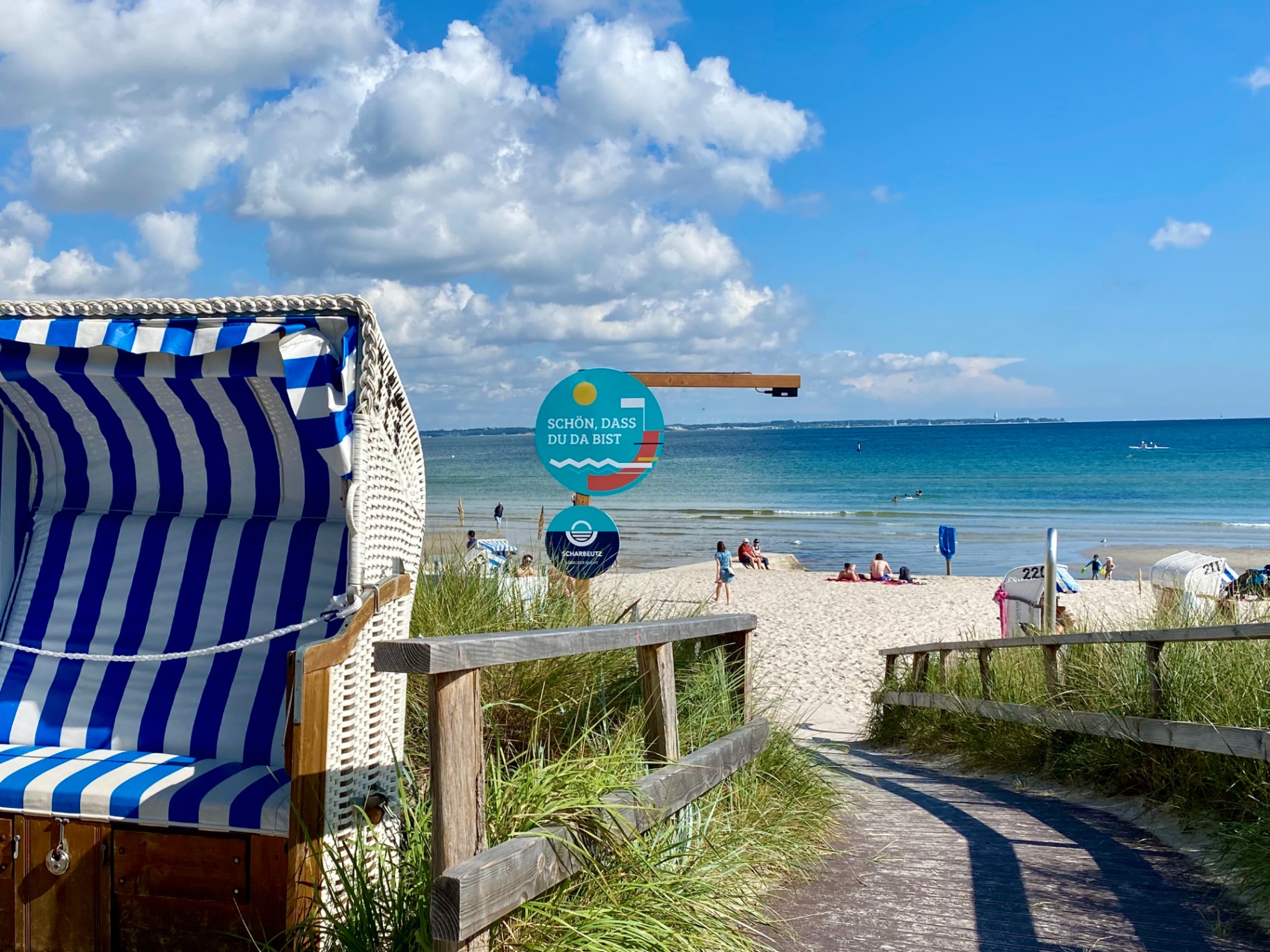 Strandkorb mit Blick auf die Ostsee