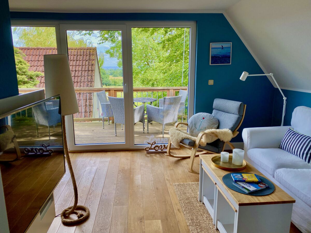 Schönes Wohnzimmer mit Balkon und Blick auf die Ostsee