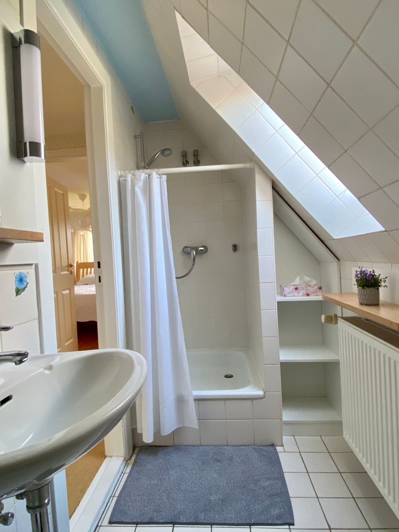 Duschbad im Dachgeschoss mit Blick ins Schlafzimmer