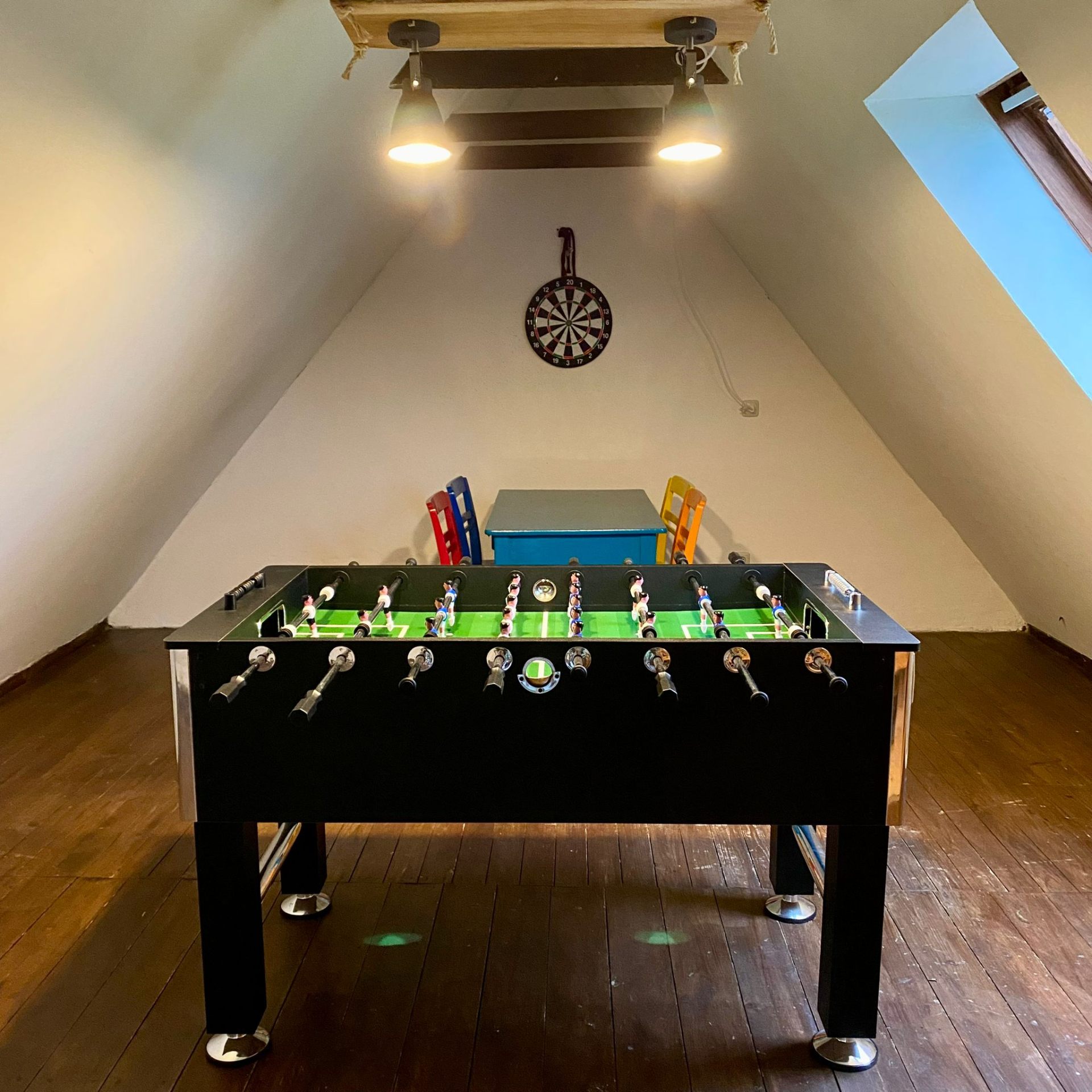 Spielzimmer im Spitzboden mit Kicker und Dartscheibe