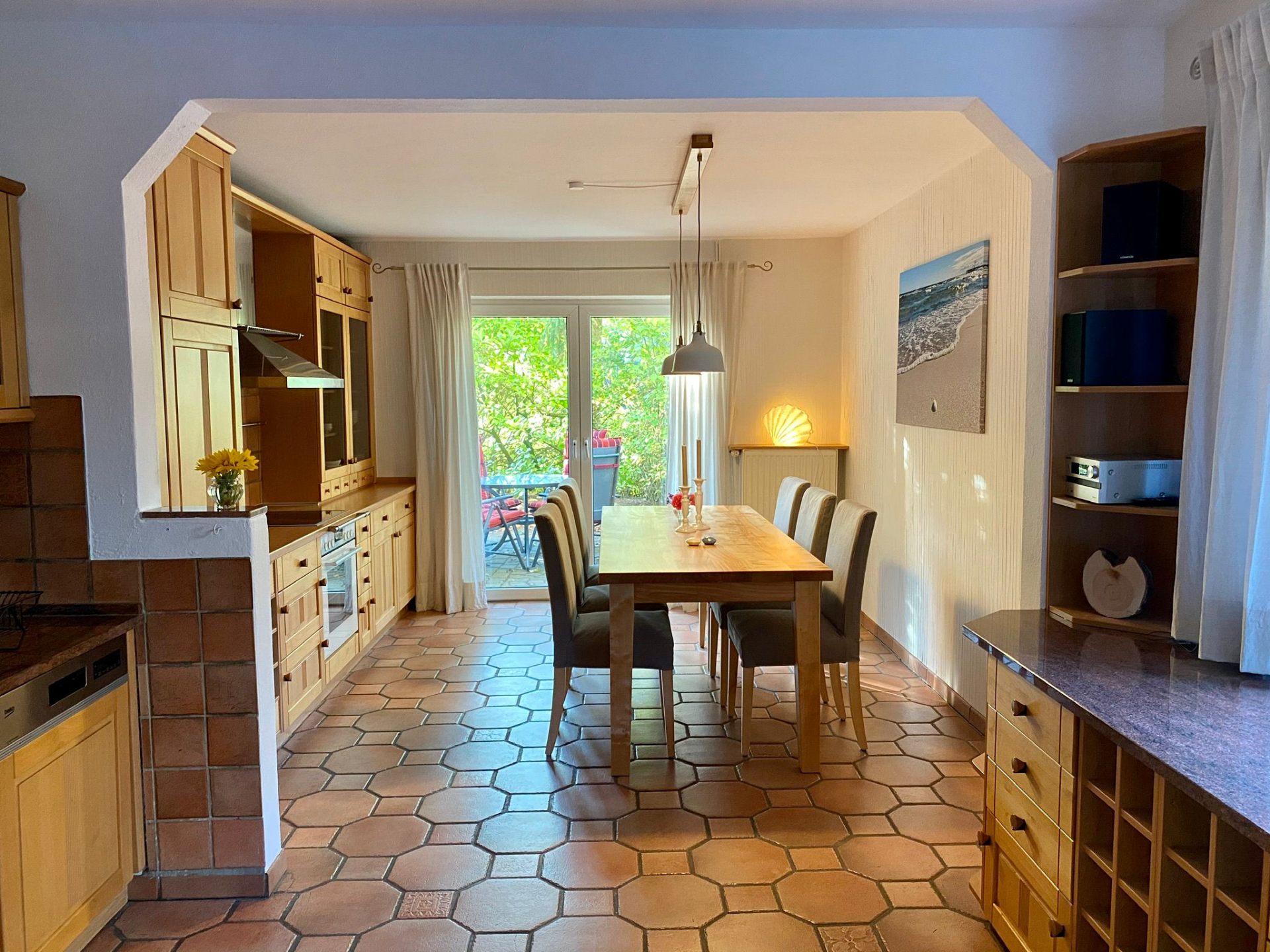 Großer Esstisch in der Landhausküche mit Terrassenzugang