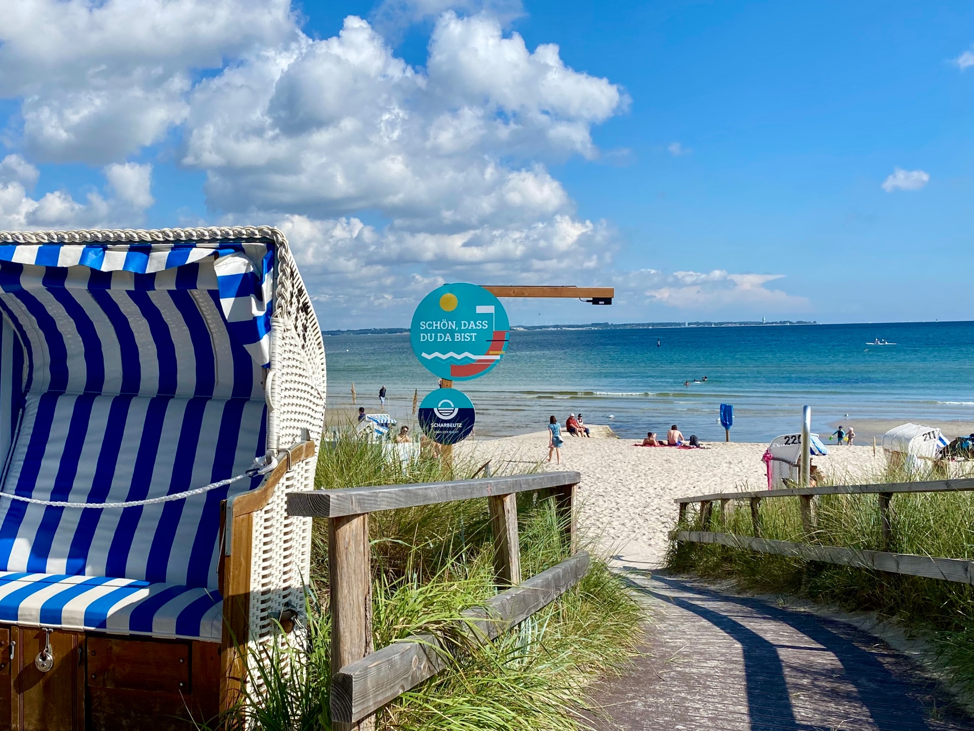 Blau-weißer Strandkorb mit Blick auf die Ostsee in Scharbeutz