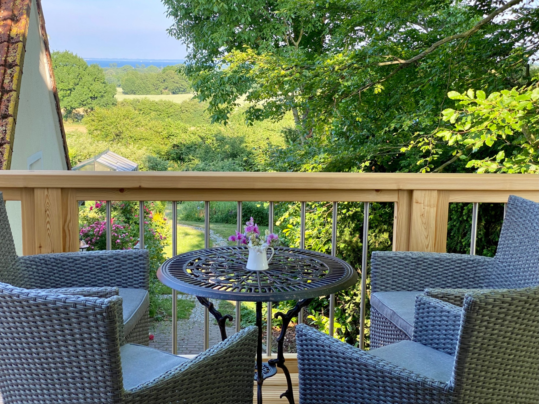 Balkon mit Korbmöbeln und wunderschönem Blick auf die Ostsee