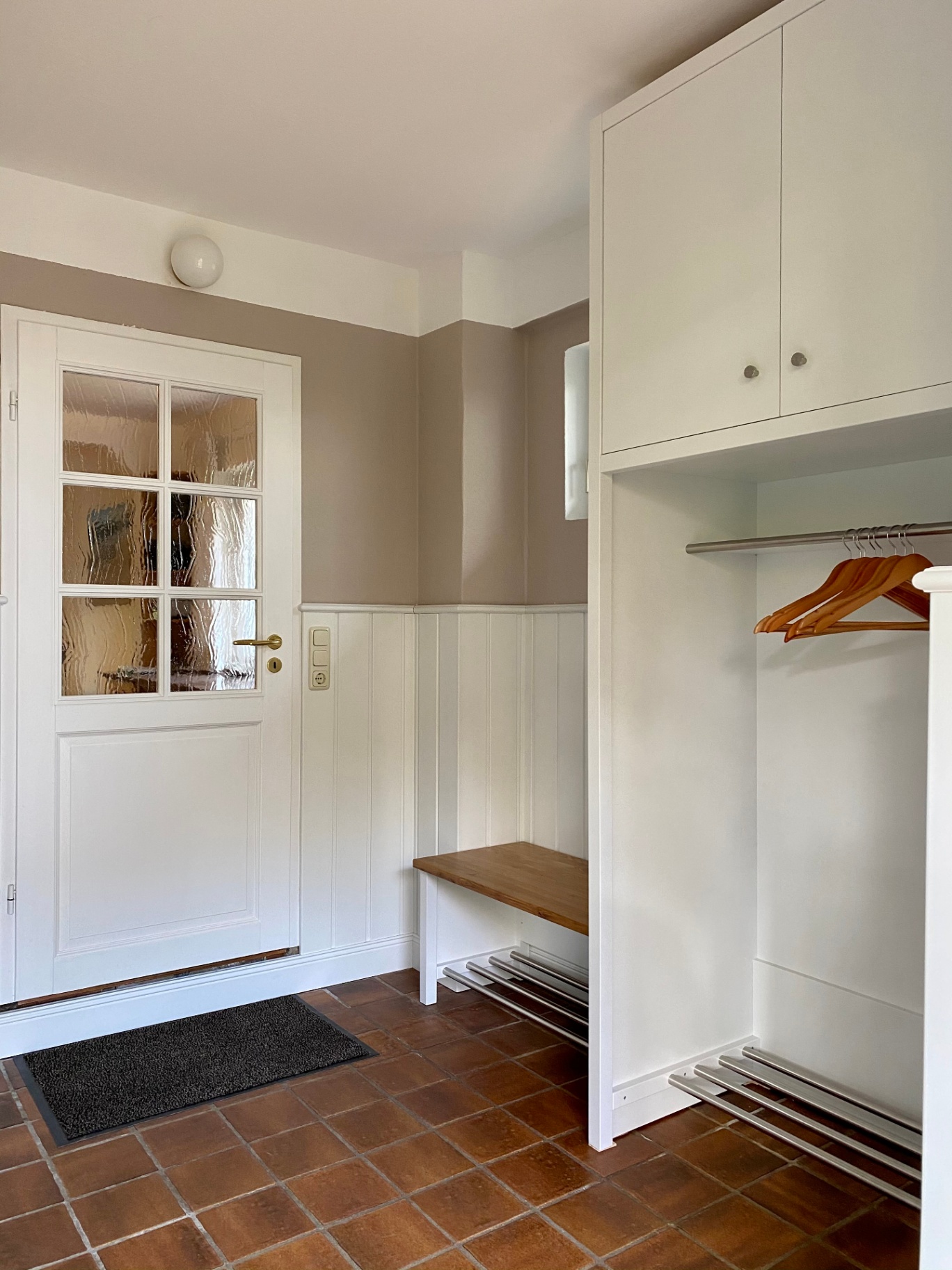 Heller Eingangsbereich mit Garderobe