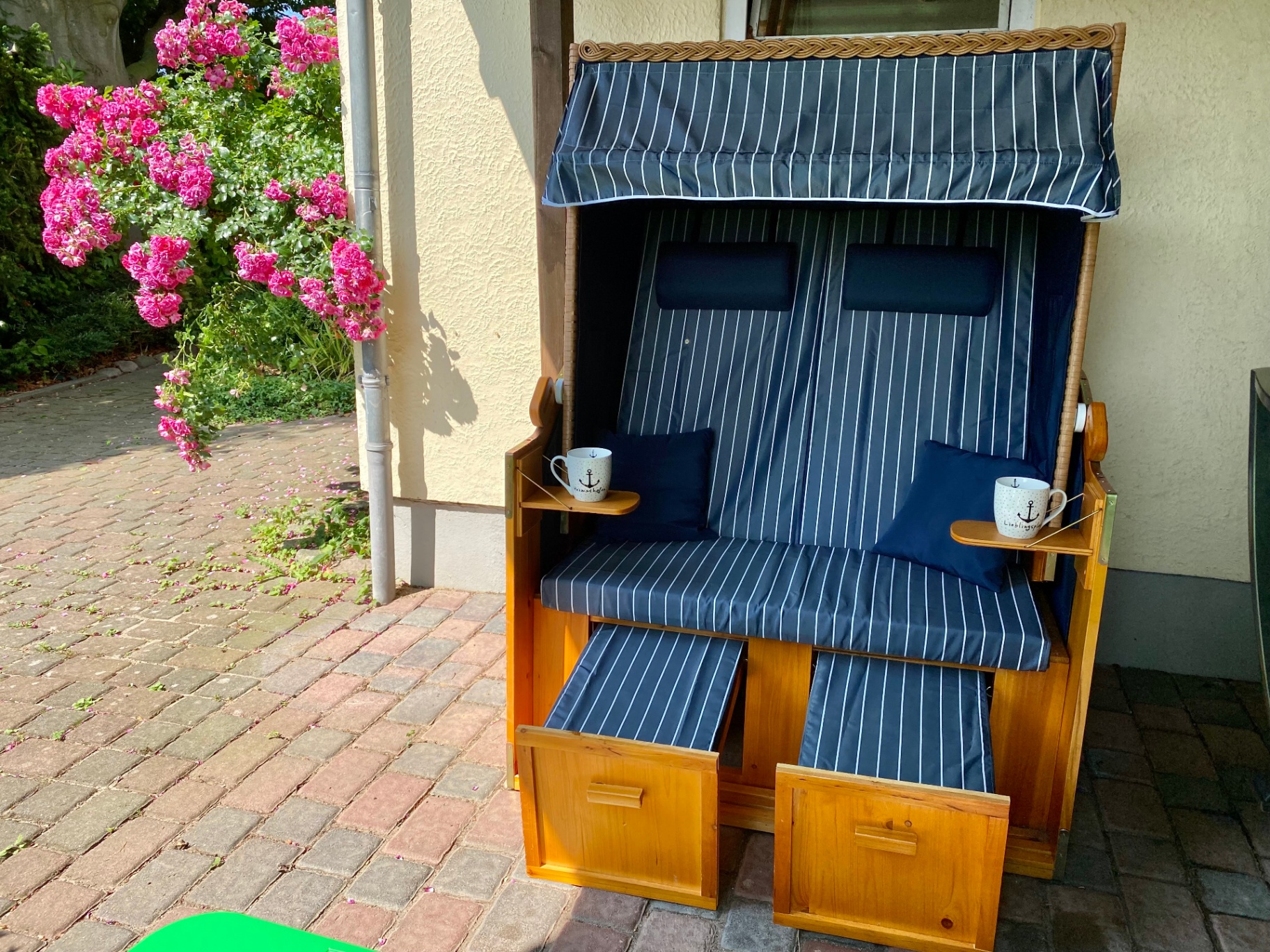 Strandkorb mit Rosen am Ferienhaus Kuschel-Muschel