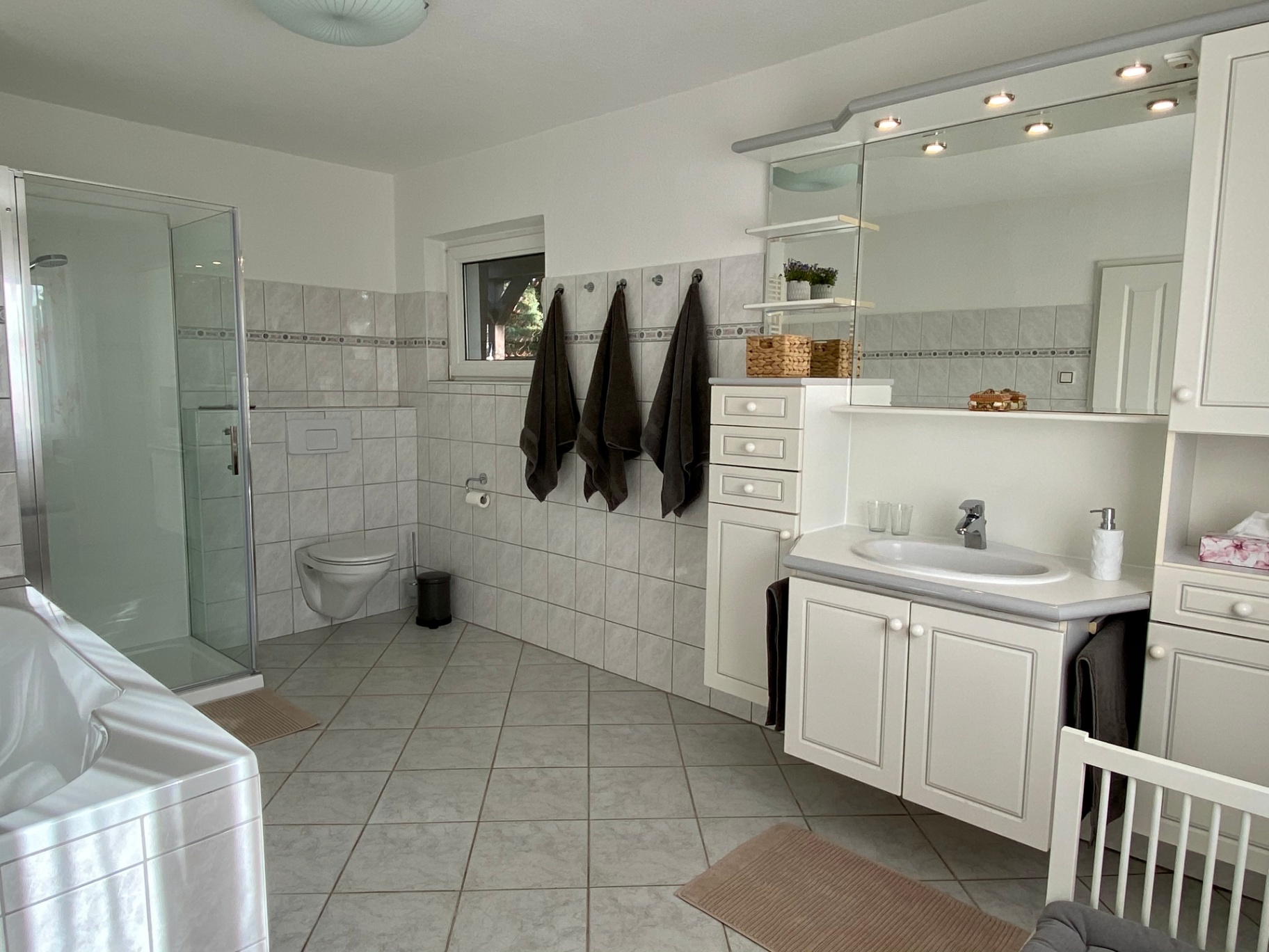 Großzügiges Hauptbad mit Dusche und Wanne