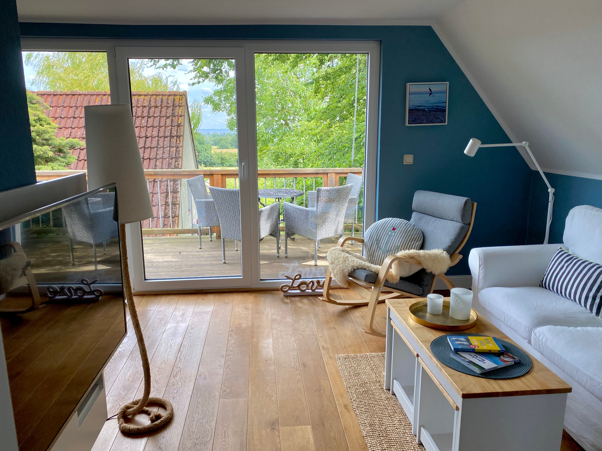 Heller Wohnbereich mit Sofa und Sesseln im Ferienhaus Kuschel-Muschel